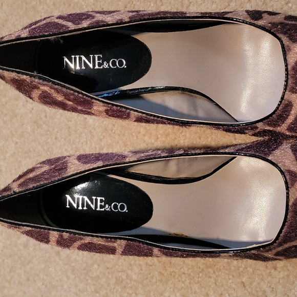 Giraffe patterned pumps. Super cute! - Picture 2 of 4